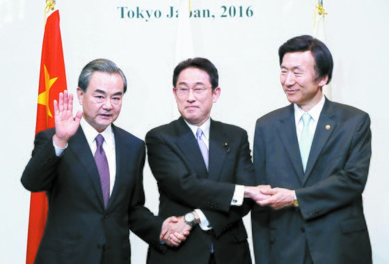 韓日中外相会談時の岸田氏。［写真　ＡＰ＝聯合ニュース］