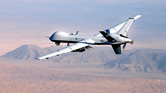 米軍の無人攻撃機ＭＱ９リーパーが昨年９月にＧＢＵ１２ペイブウェイ２レーザー誘導爆弾とＡＧＭ１１４ヘルファイアミサイルなどで武装してアフガニスタン南部上空を飛行している。［写真　米空軍］