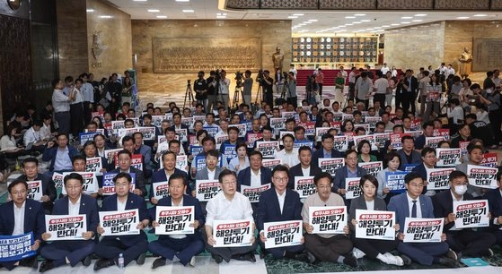 ６日午後、国会ロタンダホールで「尹錫悦（ユン・ソクヨル）政権汚染水投棄反対表明要求非常行動」を開いた野党・共に民主党の議員ら。　キム・ソンリョン記者