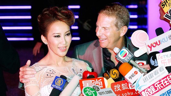 中国有名女性歌手ココ・リーさんと夫のブルース・ロッコウィッツ氏。［写真　ＡＰ＝聯合ニュース］