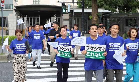 日本で福島汚染水海洋投機反対デモ中の韓国野党議員