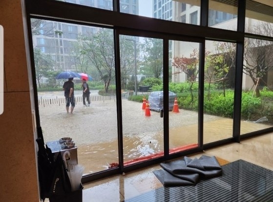 １１日、韓国各地に激しい雨が降って被害が続出した。ソウル開浦洞（ケポドン）にあるマンション団地の入居者共用空間に水があふれている。［写真　読者］