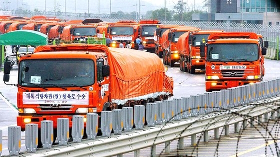 ２００４年７月２０日午前、京畿道坡州（パジュ）の都羅山（トラサン）駅前の道路。北朝鮮を支援するための国産米１０万トンが初めて陸路で運ばれた。　中央フォト