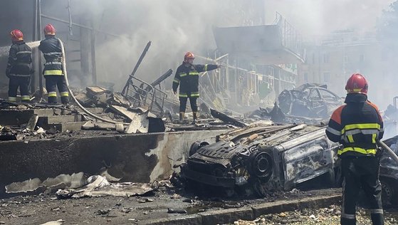 ロシアの爆撃で廃虚となったウクライナのビンニツァ。［写真　ＡＰ＝聯合ニュース］