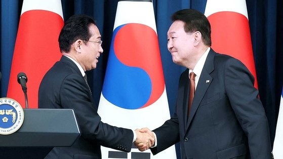 韓国の尹錫悦大統領（右）と日本の岸田文雄首相。［写真　大統領室写真記者団］