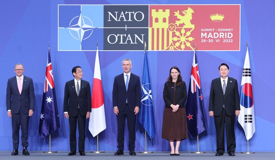 昨年６月スペインのＮＡＴＯ（北大西洋条約機構）首脳会談で尹錫悦（ユン・ソクヨル）大統領（右）が記念撮影に臨んでいる。［中央フォト］