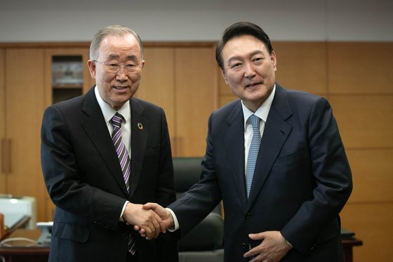 尹錫悦（ユン・ソクヨル）大統領（右）と潘基文（パン・ギムン）前国連事務総長（左）