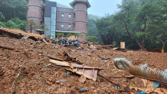 １４日午後、忠清南道論山市内のヤンジ追慕公園の納骨堂付近で土砂崩れが発生し、４人が巻き込まれる事故が発生した。救助隊が１時間半後に４人全員を救助したが、２人は死亡した。　［写真＝忠南消防本部］