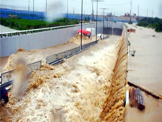 地下車道を泥水が襲う瞬間。［写真　聯合ニュース］