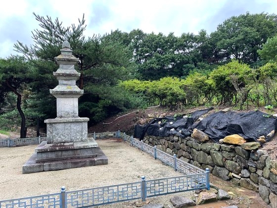 集中豪雨で文化財など国家遺産の被害も相次いでいる。１６日の文化財庁によると、高麗前期に建てられたと推定される「霊光新川里三層石塔」（宝物）から２メートル離れた石垣が１０メートルほど崩壊した。　写真＝文化財庁