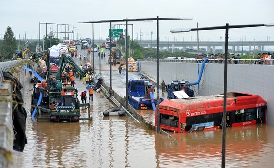 地下車道の車両浸水によって多くの人命被害が発生した１６日、忠清北道清州市五松邑（チュンチョンブクド・チョンジュシ・オソンウプ）の宮坪（クンピョン）２地下車道の事故現場で、軍と警察、消防当局が合同で行方不明社の捜索とあわせて排水作業を進めている。キム・ソンテ