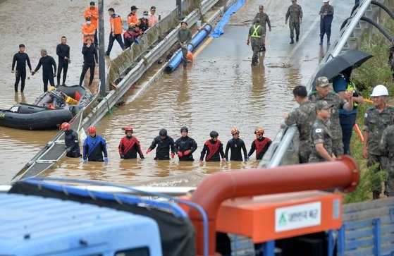 韓国各地に洪水警報が発令されるなど「水爆弾」が降り注いで多くの人命被害が発生しているなかで１６日、忠清北道清州五松（チュンチョンブクド・チョンジュ・オソン）の宮坪（クンピョン）２地下車道冠水事故現場で消防と警察、軍が合同で救助活動を行っている。フリーランサー　キム・ソンテ
