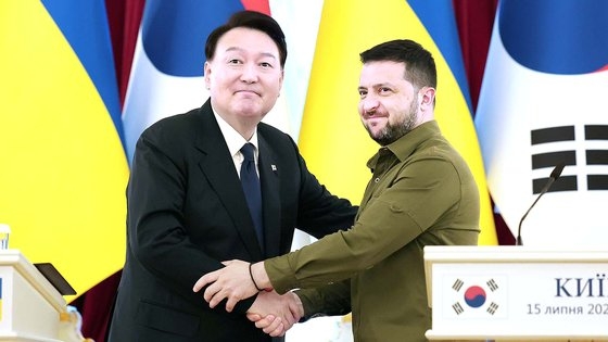 尹錫悦（ユン・ソクヨル）大統領とゼレンスキー大統領が１５日（現地時間）、ウクライナの首都キーウの大統領官邸で韓国－ウクライナ首脳会談の共同記者発表を終えた後、握手している。　写真＝大統領室