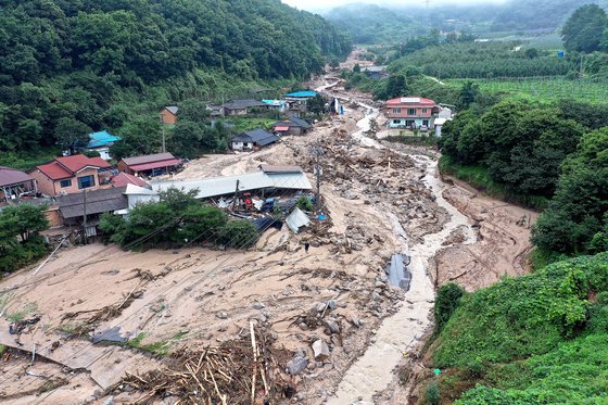 集中豪雨で土砂崩れが発生した村の凄惨な様子。［写真　聯合ニュース］