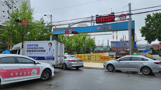 １７日午前９時３０分、釜山（プサン）地域に大雨警報が発令された中で、釜山東区草梁（チョリャン）第１地下車道で車両の進入が統制されている。草梁第１地下車道は２０２０年７月２３日、１時間当たり最大８１．６ミリの大雨で冠水して車両６台が水に浸かり、３人が亡くなる事故が発生した場所だ。チャン・ソユン記者