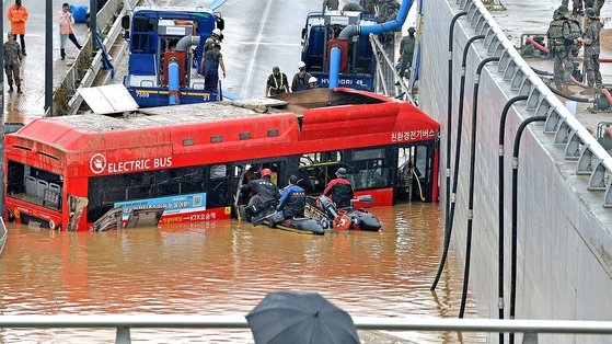 １６日、忠清北清州市五松邑（チョンジュシ・オソンウプ）の宮坪（クンピョン）第２地下車道の浸水事故現場で消防と警察、軍が合同で救助活動を行っている。［写真　清州＝フリーランサー　キム・ソンテ］