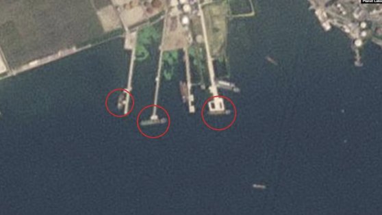先月１７日、北朝鮮南浦（ナムポ）油類荷役施設を撮影した「Ｐｌａｎｅｔ　Ｌａｂｓ」の衛星写真。タンカー３隻（赤い円）が停泊している。［写真　ＶＯＡ　ホームページ　キャプチャー］