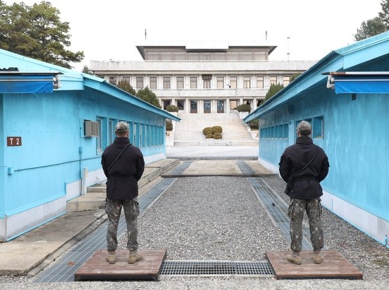 板門店で勤務中の国軍兵士たち。［写真　共同取材団］