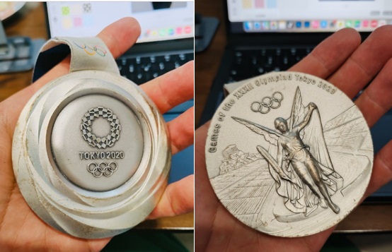 東京オリンピック（五輪）に参加した中国人選手が銀メダルの変色を主張してその写真をソーシャルメディアに投稿した。［写真　微博　キャプチャー］