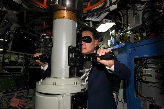 尹錫悦大統領が１９日午後、釜山に停泊中の米海軍ケンタッキー（ＳＳＢＮ－７３７）に搭乗し潜望鏡をのぞいている。［写真　米海軍］