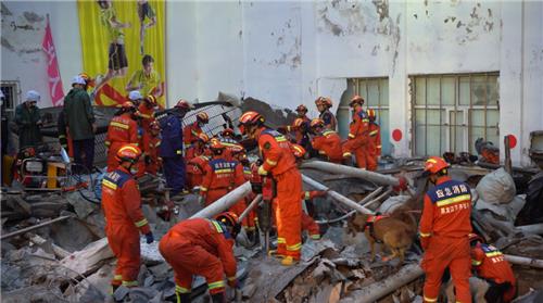 黒竜江省の中学校体育館崩落現場で救助作業中の中国消防当局［写真　中国消防当局］