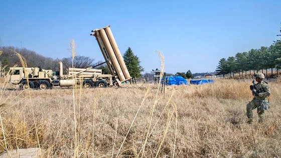 米陸軍の第２歩兵師団所属の兵士が６月、高高度防衛ミサイル（ＴＨＡＡＤ）体系発射台周辺で警備している。　写真＝米国防総省