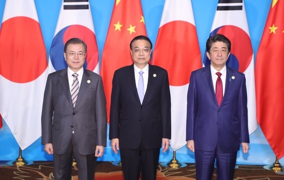 韓日中首脳会議は２０１９年１２月を最後に過去４年間開かれていない。写真は２０１９年韓日中首脳会議に出席した（左から）当時の韓国の文在寅（ムン・ジェイン）大統領と中国の李克強首相、日本の安倍晋三首相。中国は韓日中首脳会議に国家主席ではない首相が出席してきた。［写真　青瓦台写真記者団］