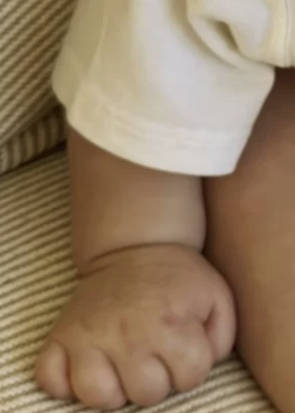 女優ソン・イェジンが公開した息子のかわいらしい手の様子。［写真　ソン・イェジン　ＳＮＳ］