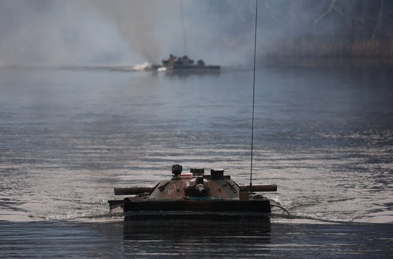 湖を走るポーランドの歩兵戦闘車両。［写真　ロイター＝聯合ニュース］