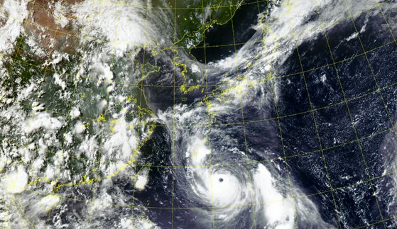 千里眼（チョンリアン）衛星が撮影した３１日午後６時３０分、台風６号の様子。中国東南部と日本西南部の海上で北西に進んでいる。［写真　気象庁気象衛星センター］