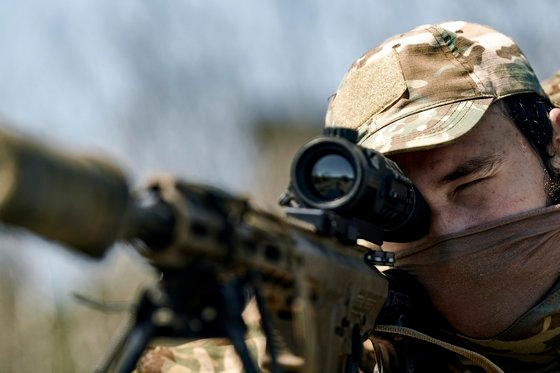 バフムトのウクライナ軍狙撃手、［写真　ＡＰ＝聯合ニュース］