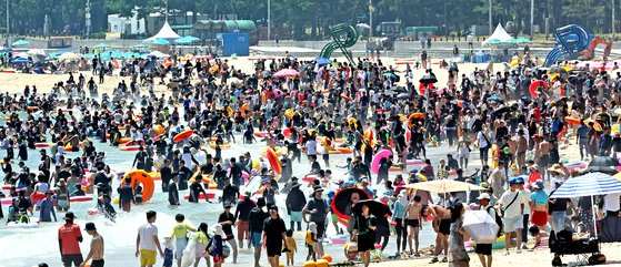 ７月３０日午後、釜山（プサン）の海雲台（ヘウンデ）海水浴場に避暑客が集まって大変混雑している。 