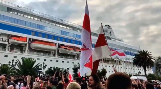  ロシアの旅客船の入港にデモをするジョージア市民たち［ウクライナ内務大臣顧問のアントン・ヘラシチェンコ氏のツイッター　キャプチャー］