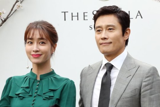 第二子妊娠の便りを届けた女優イ・ミンジョンと俳優イ・ビョンホン。［写真　ニッカンスポーツ］