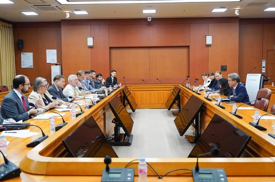 外交部のホン・ソクイン公共外交大使は４日、ソウルの外交部庁舎で駐韓外交団を対象にブリーフィングを開き、ジャンボリーに関する韓国政府の措置事項を説明した。　外交部提供