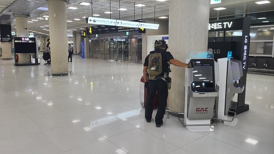 ６日午後、済州空港に爆弾を設置したという内容の掲示物がオンラインコミュニティーに載せられ、警察が捜査に入った。　写真＝済州警察庁