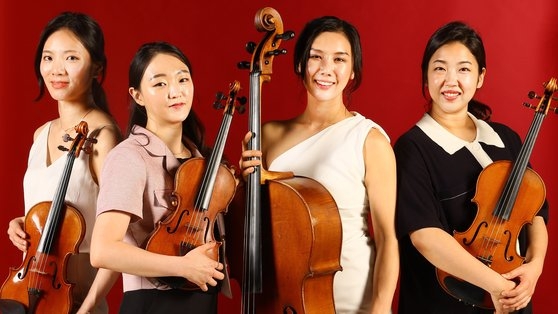 弦楽四重奏活動を「運命」と感じたというリーゾスカルテットのメンバー。２０２０年に結成してから３年で米国、英国、オーストラリアの国際大会で入賞した。ショート動画などをＳＮＳに活発に投稿するするはつらつとしたチームだ。左から第１バイオリンのイ・ヘナ、第２バイオリンのユ・チウン、チェロのマ・ユギョン、ビオラのチャン・ウンギョン。キム・ヒョンドン記者