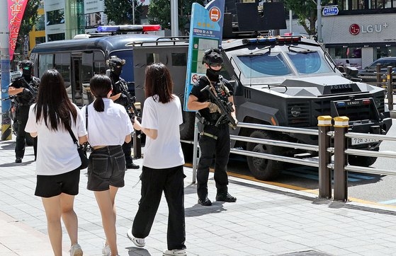 最近相次いだ凶器事件に続いて、殺人を予告するオンライン掲示物まで次々と見つかり、警察が６日、釜山西面（プサン・ソミョン）の中心街に釜山警察特攻隊員と装甲車を動員して巡回査察を強化している。ソン・ボングン記者