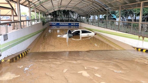 昨年９月６日に台風１１号の直撃弾を受けた慶尚北道浦項のマンション地下駐車場が浸水した様子。この地下駐車場で７人が死亡した。［写真　慶尚北道消防本部］