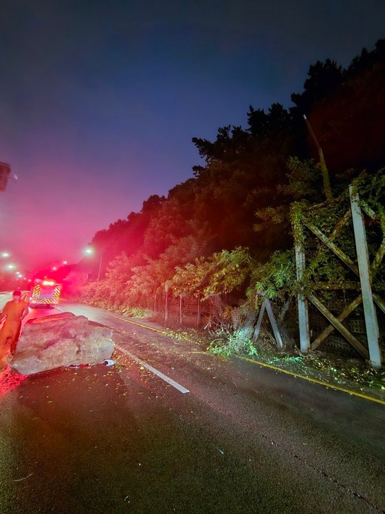蔚山（ウルサン）の道路に岩が転がり落ちている。［写真　蔚山警察庁］