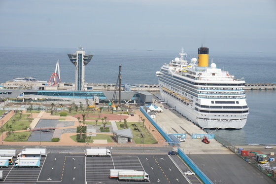 ２０１６年、済州（チェジュ）港クルーズ埠頭に大型クルーズ船舶「コスタ・フォーチュナ（Ｃｏｓｔａ　Ｆｏｒｔｕｎａ）」が入港して、乗客を降ろしている。チェ・チュンイル記者