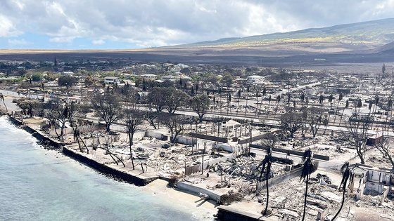 建物が火に焼けて外壁だけが残ったハワイ。［写真　ロイター＝聯合ニュース］