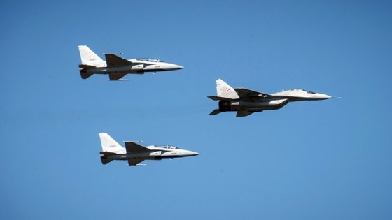 ポーランド国軍の日の１５日、ＦＡ５０ＧＦの１号機と２号機がミグ２９とともに現地で初めての飛行に成功した。韓国航空宇宙産業はＦＡ５０を４８機ポーランドに納品する予定だ。［写真　ＫＡＩ］