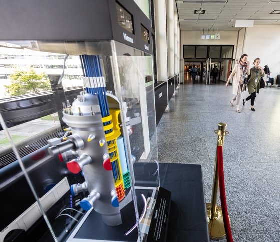 オーストリア・ウィーンの国際原子力機関（ＩＡＥＡ）ロビーに展示された韓国型ＳＭＲ「スマート」模型　［中央フォト］