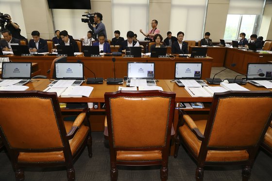 １６日、韓国国会で開かれた行政安全委員会全体会議が２６分で跛行した。国民の力は李晩熙（イ・マンヒ）幹事だけ出席した後、議事進行発言を終えて退場した。キム・ヒョンドン記者