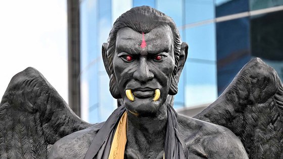物議をかもしたタイの彫像［写真　ＡＦＰ＝聯合ニュース］