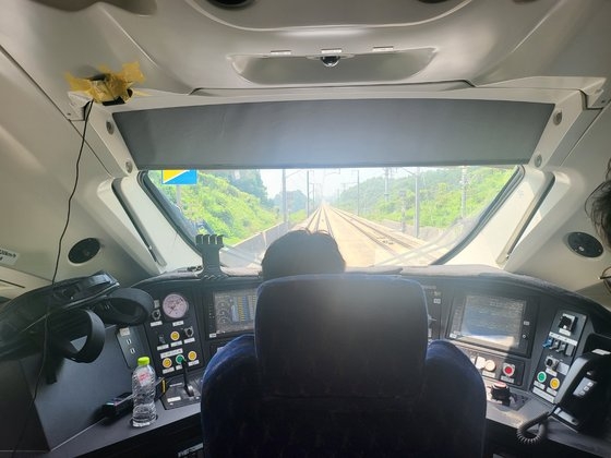 昨年９月に出庫した高速列車ＥＭＵ－３２０の１号車にある操縦室。カン・ガプセン記者