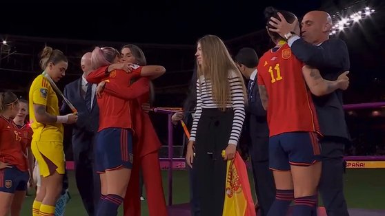 スペインサッカー連盟会長が選手にキスする場面。［ＲＴＶＥ　キャプチャー］