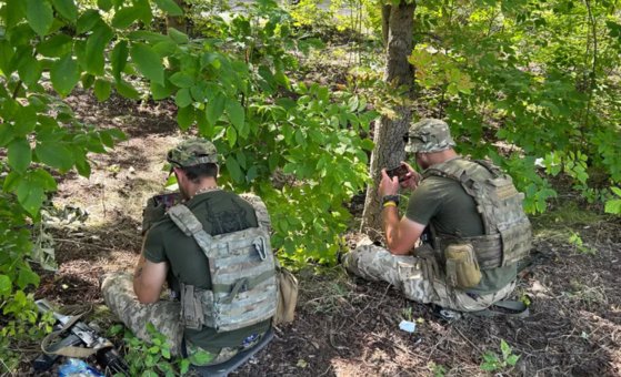 訓練後にオンラインゲームを楽しむウクライナ兵士［ニューヨーク・タイムズ（ＮＹＴ）　キャプチャー］