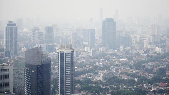 灰色に変わったジャカルタの空。［写真　ＡＦＰ＝聯合ニュース］